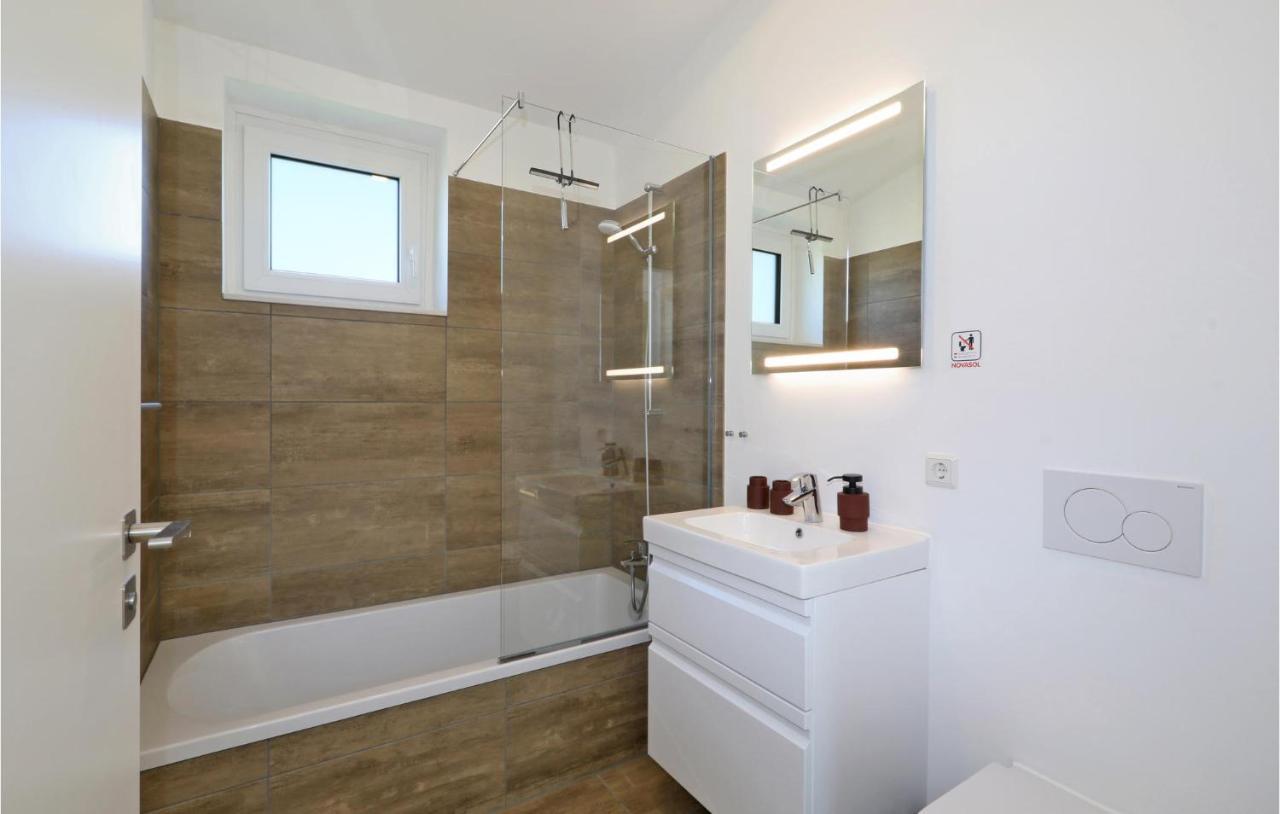 Stunning Home In Lembruch-Duemmer See With Sauna Екстериор снимка